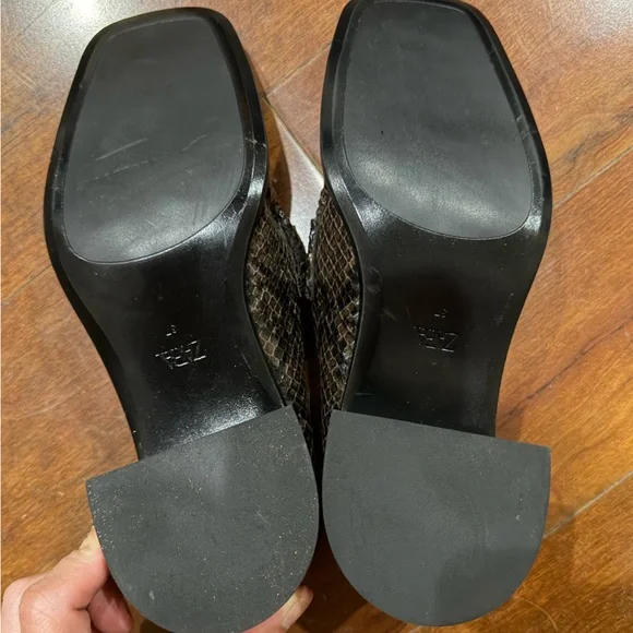 Zara Brown Snakeskin-Effect Loafers with Gold-Tone Chain - Picture 4 of 4